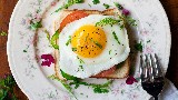Sunny-side up egg with toast